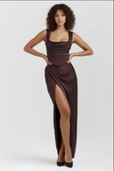 Modelo em pose com mãos na cintura