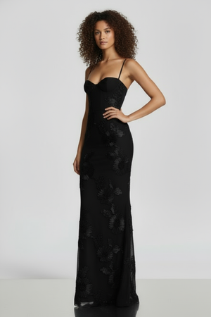 Modelo em pose três quartos