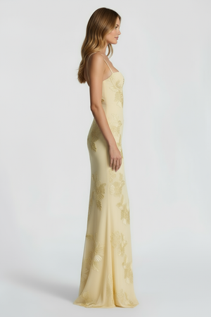 Modelo virada para o lado direito