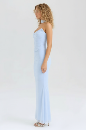 Modelo virada para o lado esquerdo