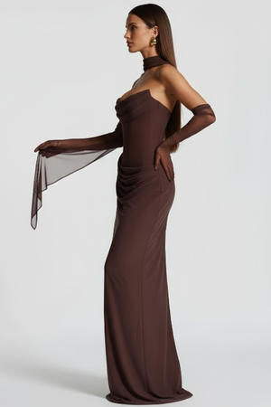 Modelo virada para o lado esquerdo