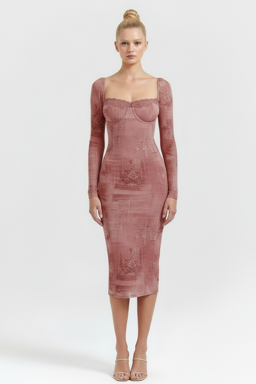 Vestido rosa com modelo loira